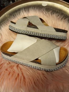 Sandale/Schlappen, flach, mit breiten Riemen überm Spann